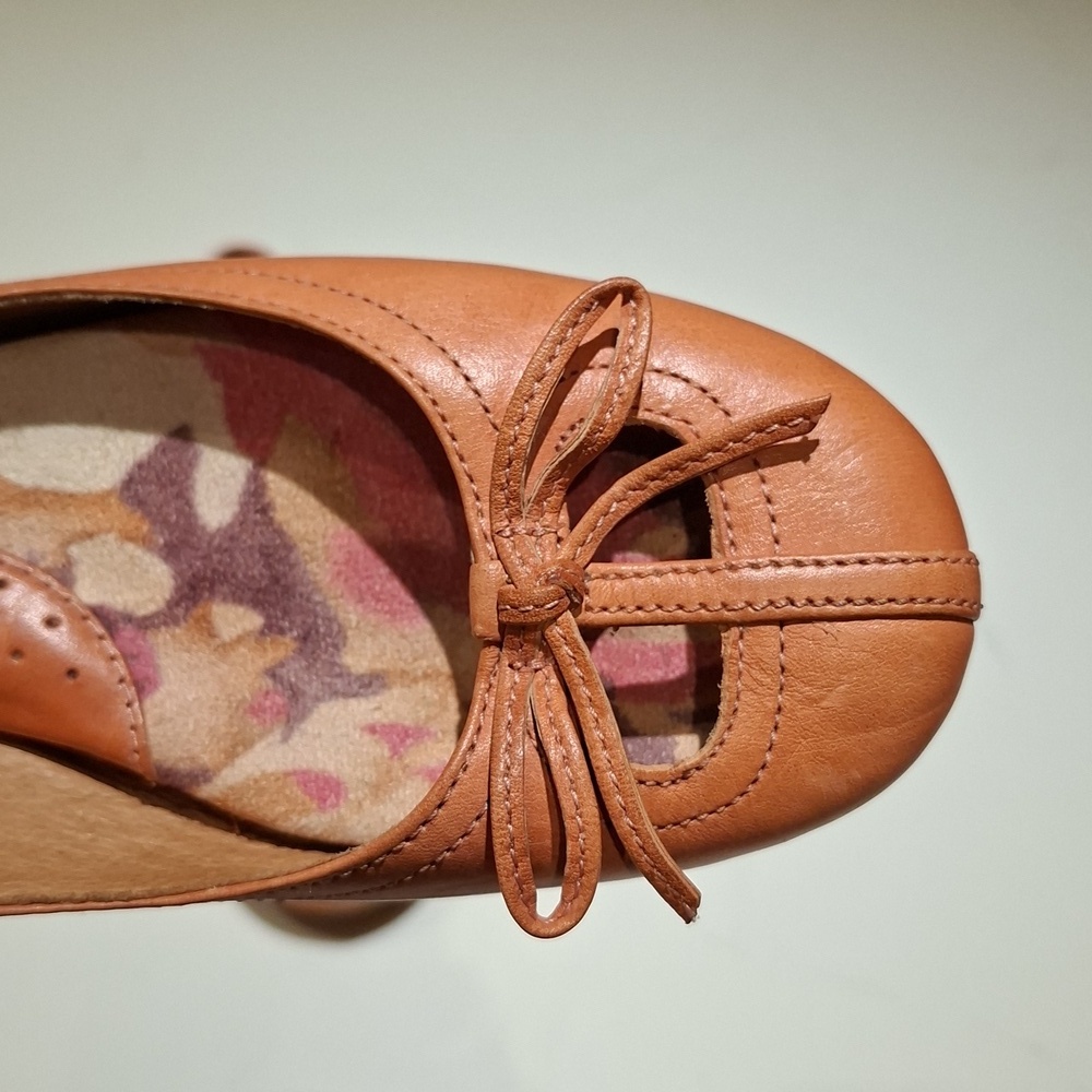 Born Women's Coral Leather Ballet Flats Cut-out & Bow Tie Detail (Size US 7.5)